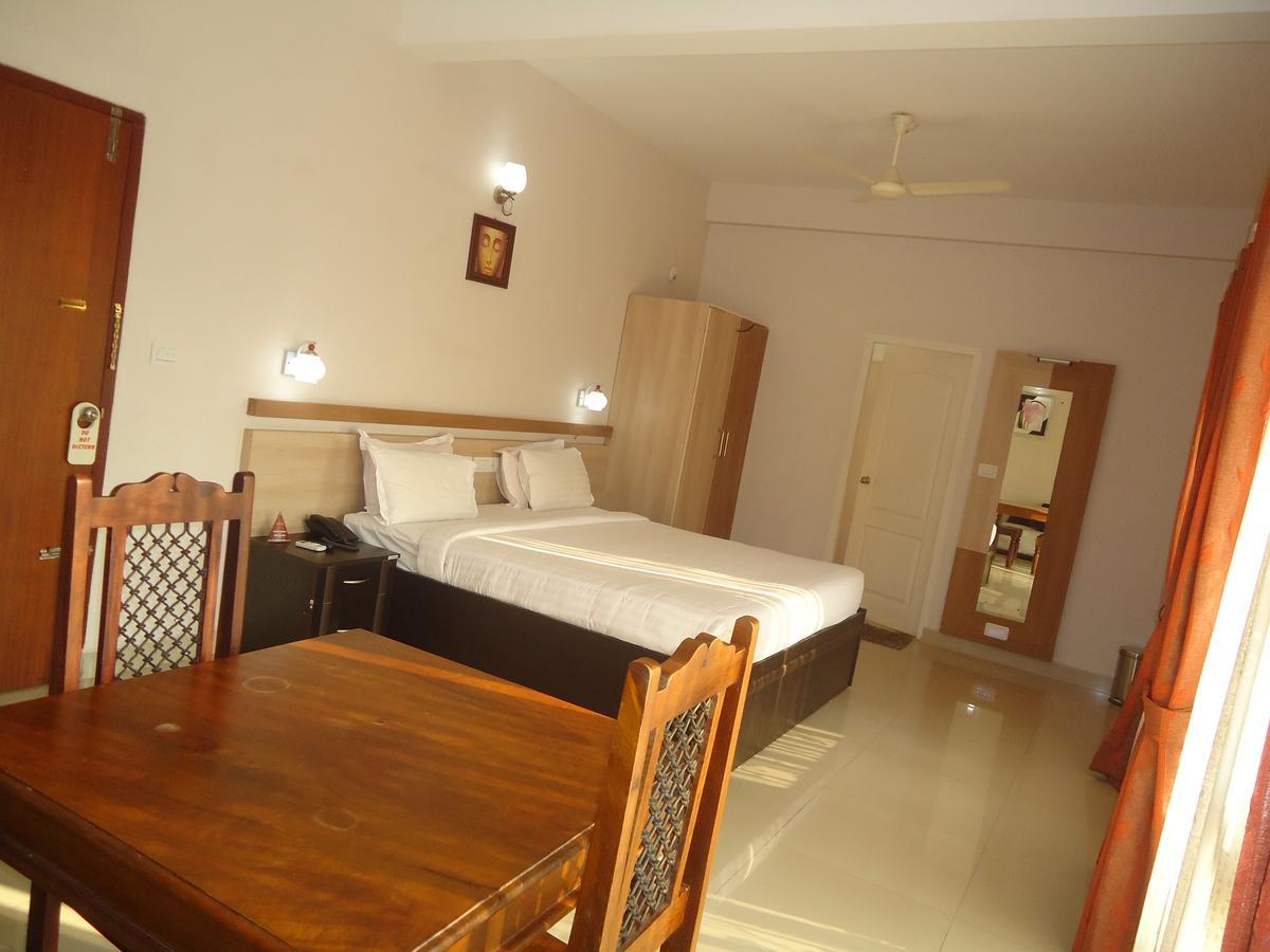 Hotel Polariz Parassinikkadavu Habitación foto